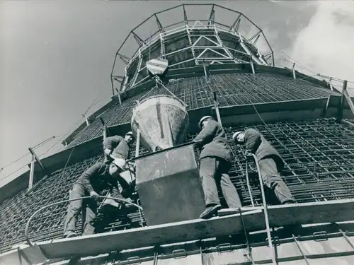 Foto Spremberg, DDR, Berlin Mitte, Alexanderplatz, Telespargel Fernsehturm Baustelle, Betonarbeiter