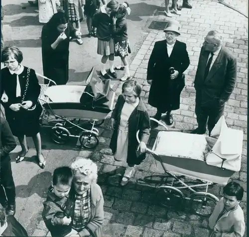 Foto Spremberg Hans-Joachim, Generationen, Kinderwagen, Personen verschiedenen Alters
