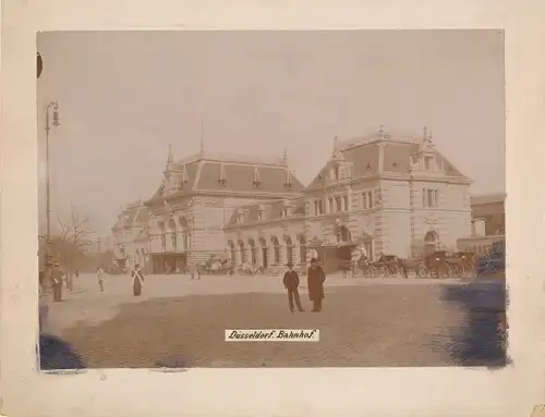 Foto Düsseldorf am Rhein, Bahnhof, Straßenseite