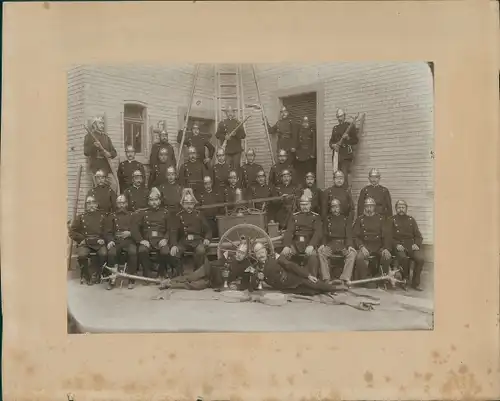 Foto Feuerwehrmänner, Gruppenportrait, Löschpumpe, Dragoneruniform