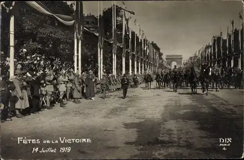 Ak Paris, Les Fêtes de la Victoire, 14.7.1919, Arc de Triomphe, Militärparade, Zuschauer