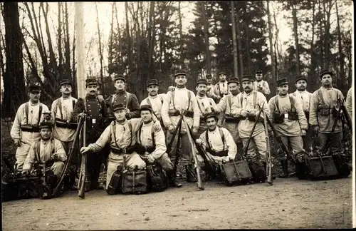 Foto Ak Gruppenfoto, Französische Soldaten in Uniformen, Gewehre