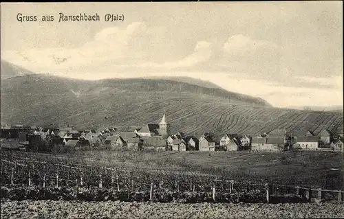 Ak Ranschbach Südliche Weinstraße, Panorama von Ort und Weinbergen, Kirche