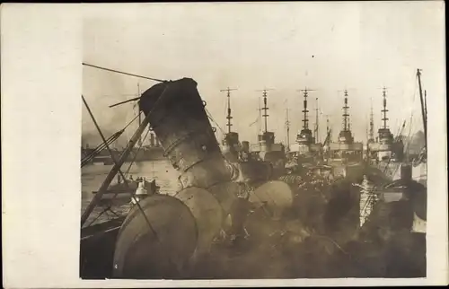 Foto Ak Deutsche Kriegsschiffe im Hafen