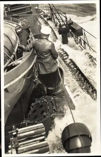 Foto Ak Deutsches Kriegsschiff, Deutsche Marinesoldaten, Hoher Wellengang an Deck