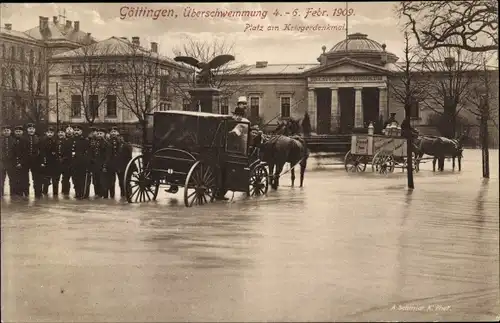 Ak Göttingen in Niedersachsen, Platz am Kriegerdenkmal, Hochwasser 1909, Soldaten, Kutsche