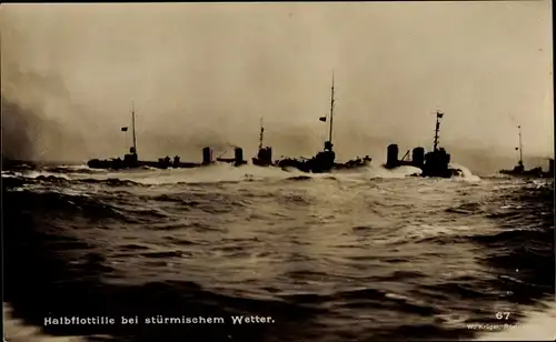 Foto Ak Deutsche Kriegsschiffe, Halbflottille bei stürmischem Wetter