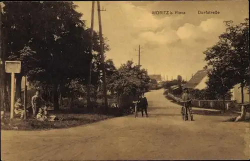Ak Moritz Röderau Zeithain in Sachsen, Dorfstraße, Radfahrer