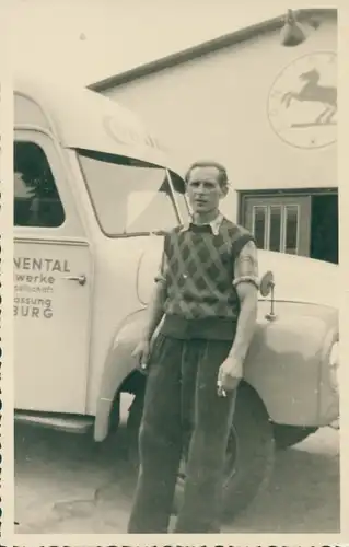 Foto Ak Lieferwagen Continental Werke, Fabrikhalle, Mann mit Zigarette