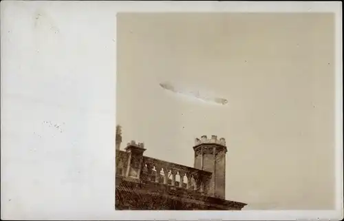 Foto Ak Zeppelin-Luftschiff über Gebäude