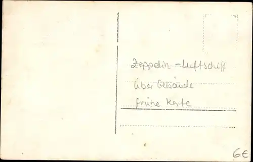 Foto Ak Zeppelin-Luftschiff über Gebäude