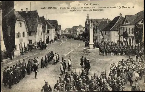 Ak Dannemarie Dammerkirch Elsass Haut Rhin, Défilé des troupes aux accents de Sambre et Meuse