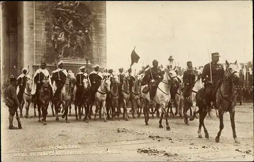 Ak Paris, Les Fêtes de la Victoire, 14.7.1919, Arc de Triomphe, Troupes Arabes, Militärparade