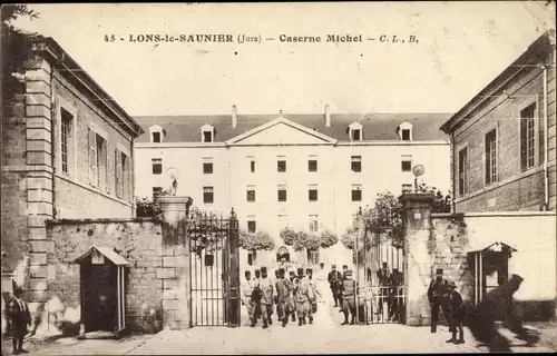 Ak Lons le Saunier Jura, Caserne Michel, Französische Soldaten am Tor der Kaserne