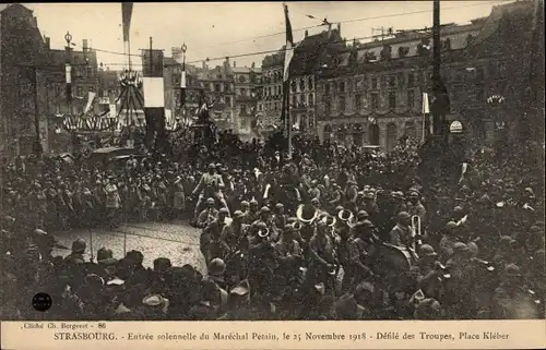 Ak Strasbourg Straßburg Elsass Bas Rhin, Entrée solenelle du Maréchal Petain, Place Kléber, 1918