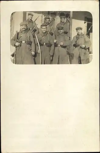 Foto Ak Deutsche Soldaten in Uniformen, Gewehre, I. WK