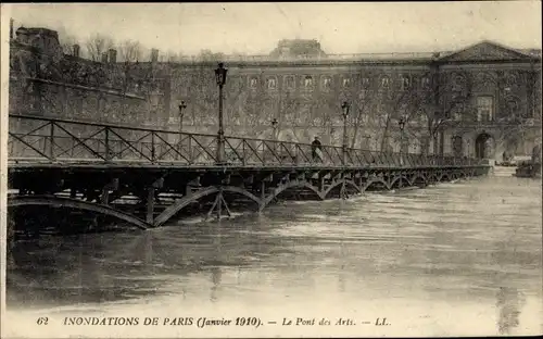 Ak Paris, Inondations Janvier 1910, Le Pont des Arts, Brücke bei Hochwasser