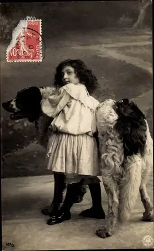 Ak junges Mädchen mit großem Hund, Portrait