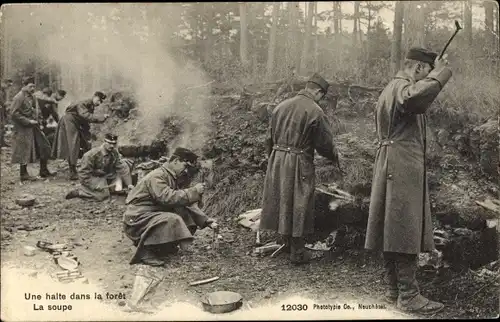 Ak Une halte dans la foret, La soupe, Schweizer Soldaten, Essen im Wald