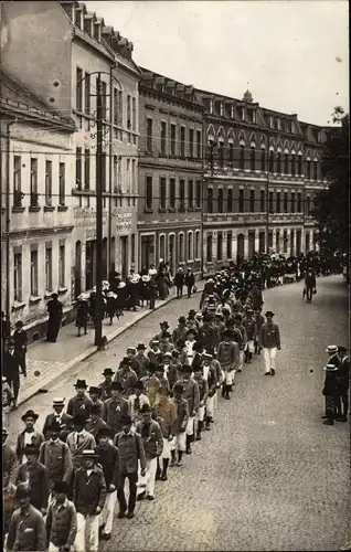 Foto Ak Dresden, Junge Männer ziehen durch eine Straße, Deutsche Läden