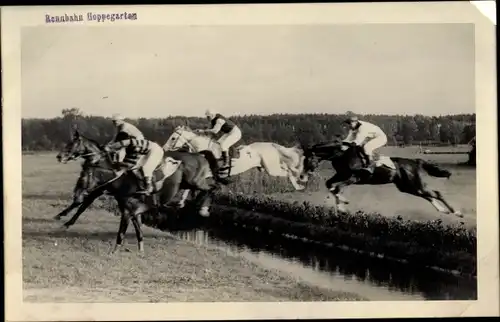 Foto Ak Rennpferde, Jockeys, Sprung über Wassergraben, Rennbahn Hoppegarten