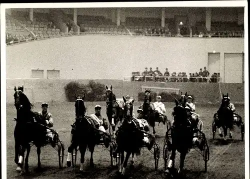 Foto Ak Rennen auf der Trabrennbahn, Traber, Sulkys, Tribüne