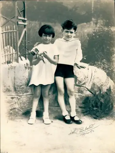 Foto Combalie, Henri, Toulouse, Portraitfotografie, Schwester und Bruder vor einer Mauer