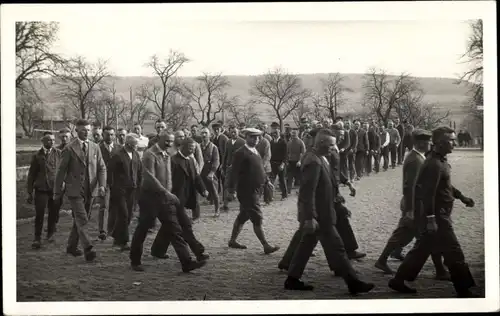 Foto Ak Pforzheim im Schwarzwald, Männer in Anzügen, Arbeiterbewegung