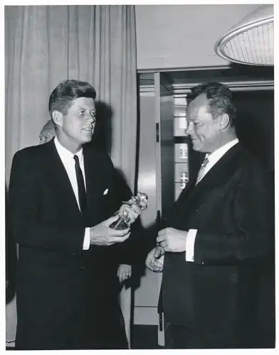 Foto Berlin Schöneberg, Bert Sass, US Präsident John F. Kennedy Besuch 1963, Willy Brandt, Adenauer