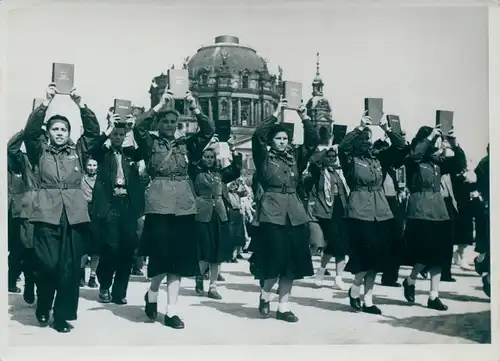 Foto Max Schirner Berlin, 1. Mai Demonstration, Marx Engels Platz, Lustgarten, FDJ Abteilung, 1953