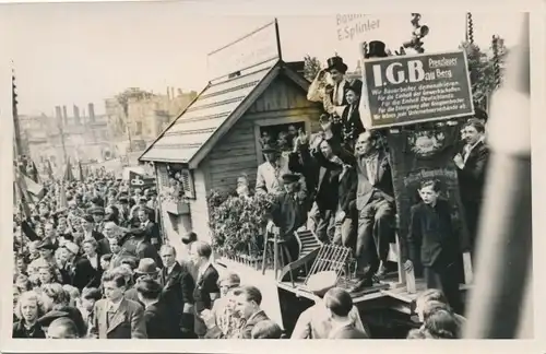 Foto Max Schirner Berlin, Massenkundgebung zur Maifeier im Berliner Lustgarten, Baufirma Festzug