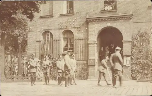 Foto Ak Deutsche Soldaten vor einem Gebäude, Kaiserzeit, Pickelhaube, Schirmmütze