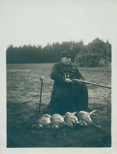 Foto Jäger, Gewehr, Hasen, Gehstock, Feldstecher, Pfeife, 1925