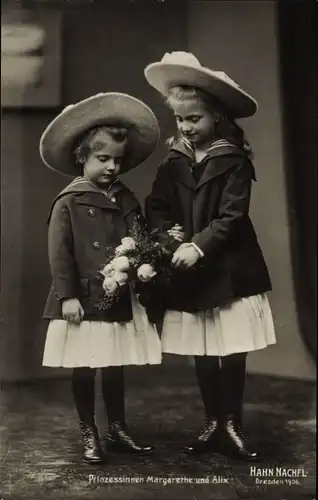 Ak Prinzessinnen Margarethe und Alix von Sachsen, Standportrait mit Blumenstrauß