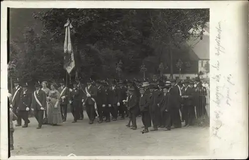 Foto Ak Sayda im Erzgebirge, Personen bei einem Festumzug, Fahne