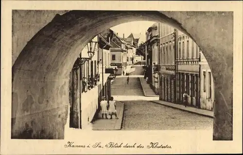 Ak Kamenz im Kreis Bautzen, Blick durch das Klostertor