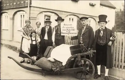 Foto Ak Neugersdorf in der Lausitz, Frauen und Männer in Trachten