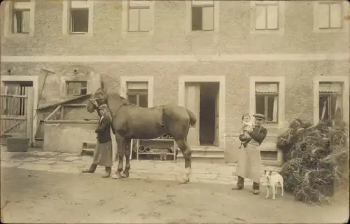 Foto Ak Krummenhennersdorf Halsbrücke in Sachsen, Gutshof Arno Philipp, Mann mit Pferd, Terrier