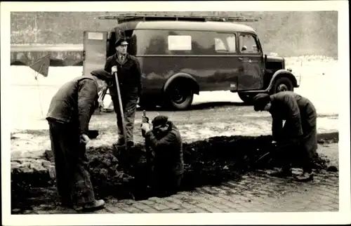 Foto Ak Straßenbauer bei der Arbeit, Transporter im Hintergrund