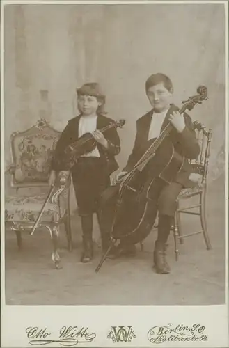 Foto Berlin Kreuzberg, Mädchen mit Geige, Junge mit Cello, Atelier Otto Witte, Skalitzerstr. 54