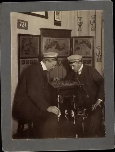 Studentika Foto Zwei Studenten spielen Schach, Halma, Bier