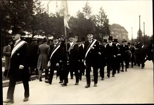 Foto Ak Berlin Köpenick Friedrichshagen ?, Männer in Anzügen mit Zylinder bei einem Umzug