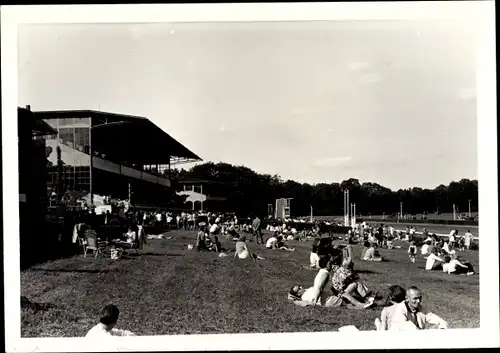 Foto Hoppegarten in Brandenburg, Galopprennbahn, Derby der DDR 1972, Zuschauer, Tribüne