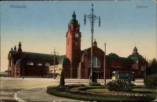 Ak Wiesbaden in Hessen, Bahnhof Front