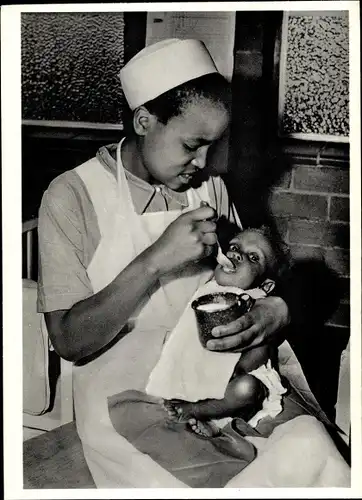 Ak Päpstliches Werk der Heiligen Kindheit, Missionsschwester füttert Kleinkind