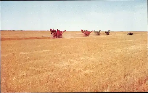 Ak Kansas USA, Harvest Time, Erntemaschinen auf dem Feld, Landwirtschaft