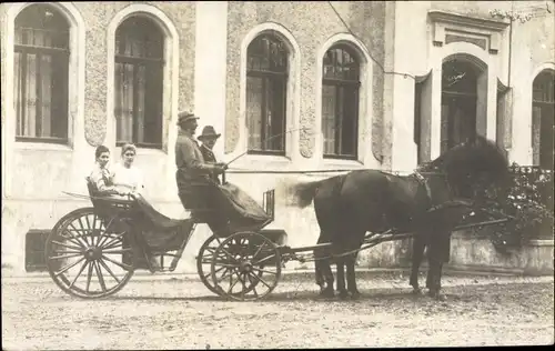 Foto Ak Frauen und Männer in einer Kutsche