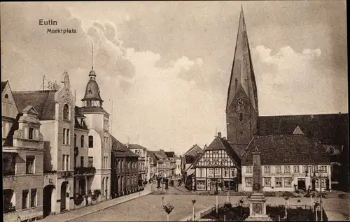 Ak Eutin Ostholstein, Blick auf den Marktplatz, Fachwerkhaus, Kirche