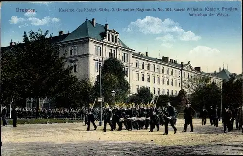 Ak Dresden Neustadt, Kaserne des Königl. Sächs. 2. Grenadier Regiments Nr. 101, Aufziehen der Wache