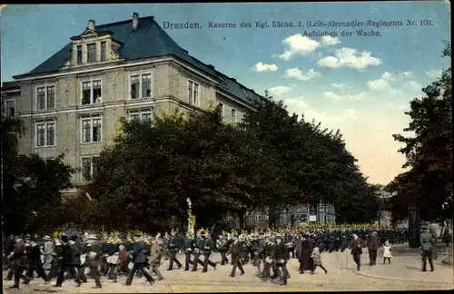 Ak Dresden Neustadt, Kaserne des Königl. Sächs. 2. Grenadier Regiments Nr. 100, Aufziehen der Wache